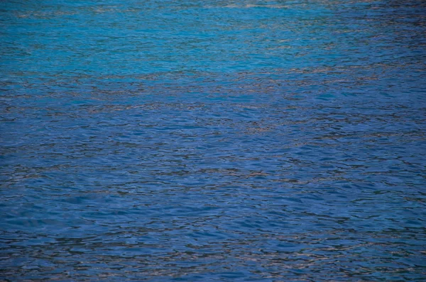 Blauw zeeoppervlak met golven — Stockfoto