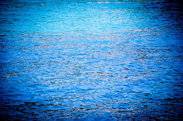 Błękitna powierzchnia morza z falami — Zdjęcie stockowe