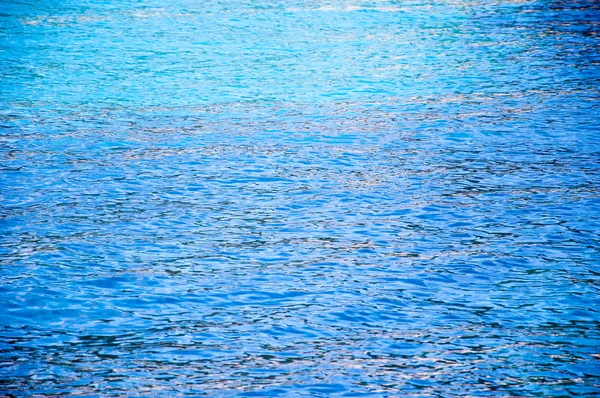 Blauw zeeoppervlak met golven — Stockfoto