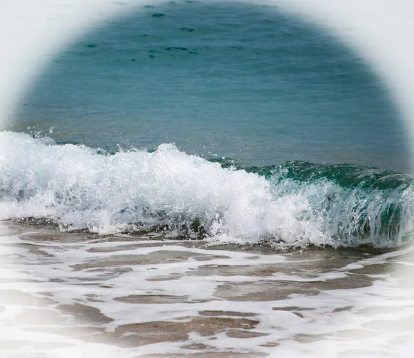 Θαλάσσιο κύμα με λευκό αφρό τροχαίο στην αμμουδιά — Φωτογραφία Αρχείου