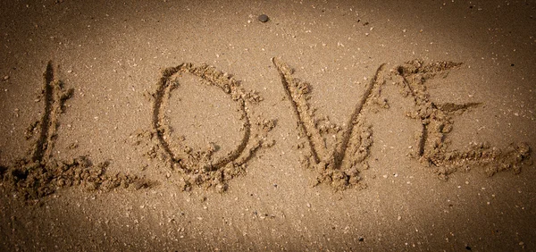 Liebeserklärung auf dem Sand am Strand. — Stockfoto