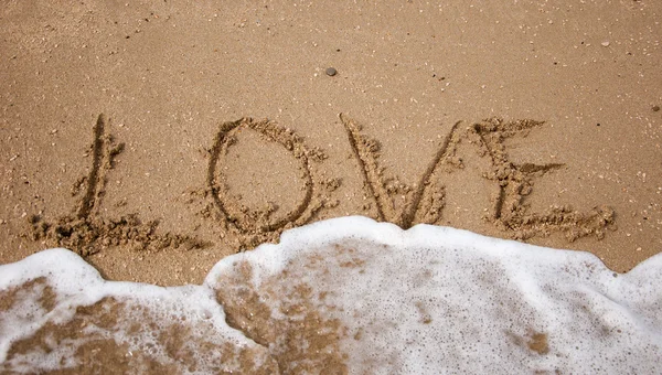 Iscrizione LOVE sulla sabbia della spiaggia . — Foto Stock