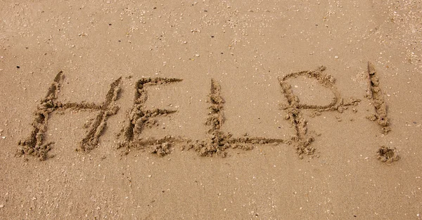 ¡AYUDA! inscripción en la arena de playa . —  Fotos de Stock