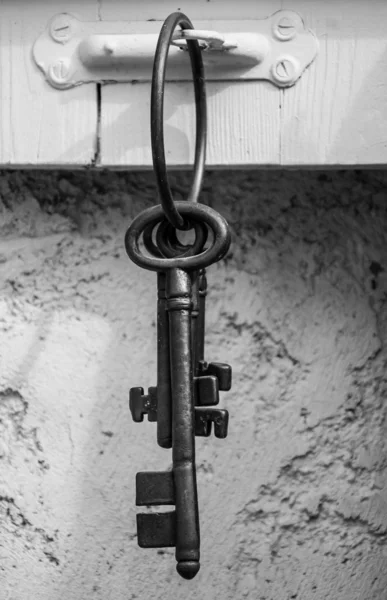 Vintage keys hanging on shutter hanger — Stock Photo, Image