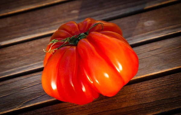 Parlak olgun biftek domates — Stok fotoğraf