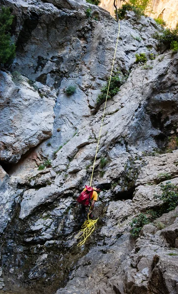 PROVENCIA, FRANCIA - 1 DE MAYO: Escalador indefinido sin casco desciende del acantilado el 1 de mayo de 2013 en Provenza, Francia.Hay muchos sitios atractivos para los montañeros en Provenza. . —  Fotos de Stock