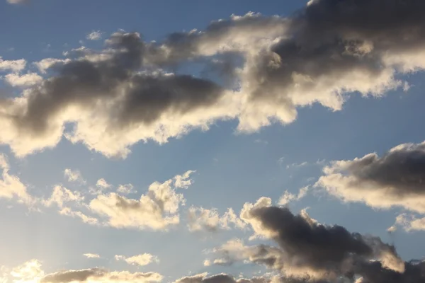 Ruhige Wolken in einem weichen Himmel — Stockfoto
