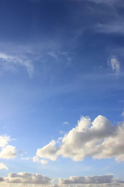 Cielo azul con algunas nubes —  Fotos de Stock