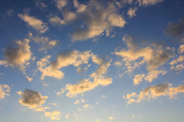 Cielo de crepúsculo suave con nubes —  Fotos de Stock