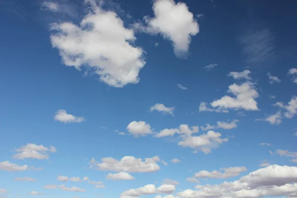 Jasně modrá obloha s mraky — Stock fotografie