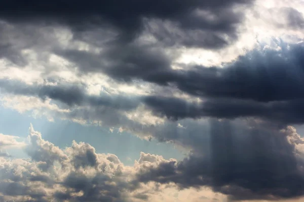 빛의 광선으로 극적인 하늘 — 스톡 사진
