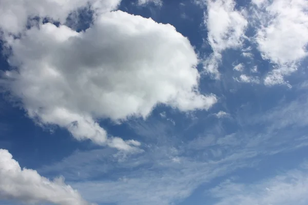 Летние облака — стоковое фото