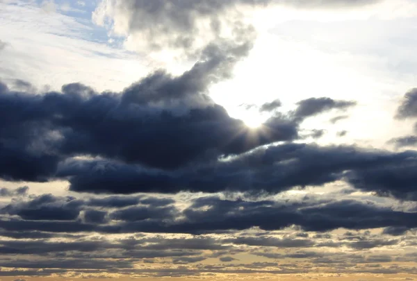 Dammiga sky med glänsande solen — Stockfoto