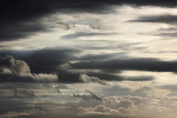Серебряное небо — стоковое фото