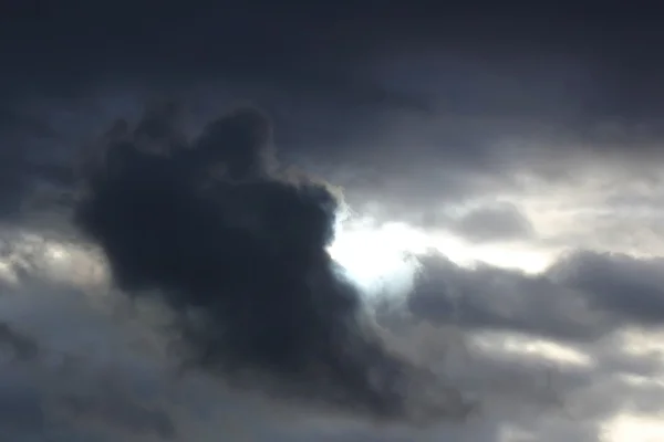 Luz escondida nas nuvens — Fotografia de Stock