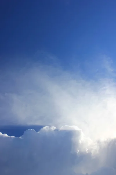 Cielo brumoso con nubes debajo —  Fotos de Stock