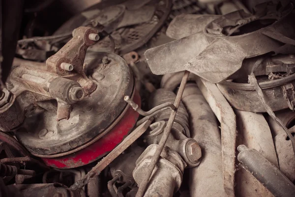 Desperdício de metal e sucata as peças antigas do carro — Fotografia de Stock