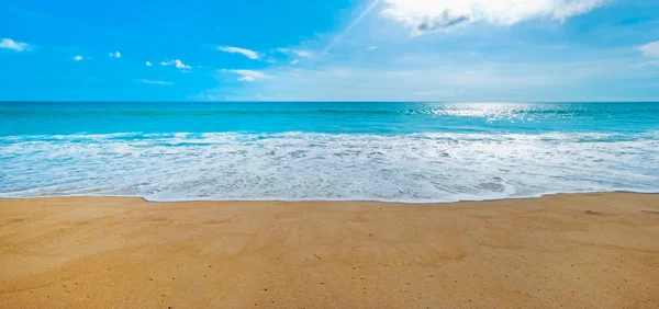 Mar praia azul céu areia sol luz do dia relaxamento paisagem — Fotografia de Stock