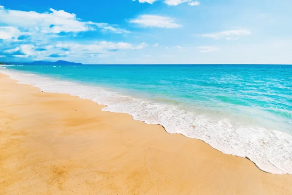 Zee strand blauwe hemel zand zon daglicht ontspanning landschap — Stockfoto