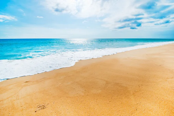 Sea beach blue sky sand sun dagsljus avkoppling landskap — Stockfoto