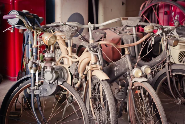 Velha bicicleta contra — Fotografia de Stock