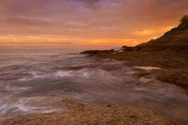 Phuket plaj ön planda ilginç kayalar ile gündoğumu