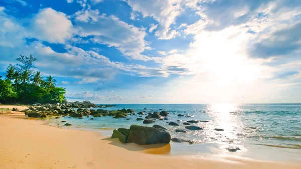 Spiaggia mare cielo blu sabbia sole luce del giorno relax paesaggio — Foto Stock