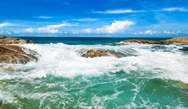 Mooie tropische zeegezicht rotsachtige Zeekust, phuket eiland — Stockfoto