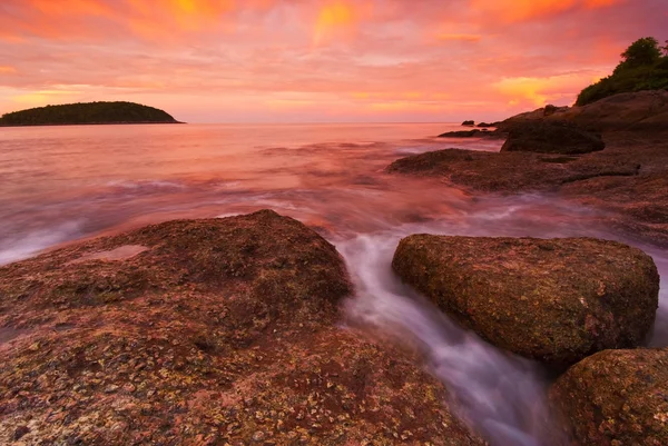 Phuket beach at Sunrise with interesting rocks in foreground — Stock Photo, Image