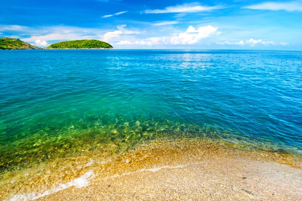 Schöne tropische Meereslandschaft felsige Meeresküste, Insel Phuket — Stockfoto