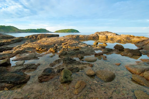 Güzel tropikal deniz manzarası kayalık sahil, phuket Adası — Stok fotoğraf