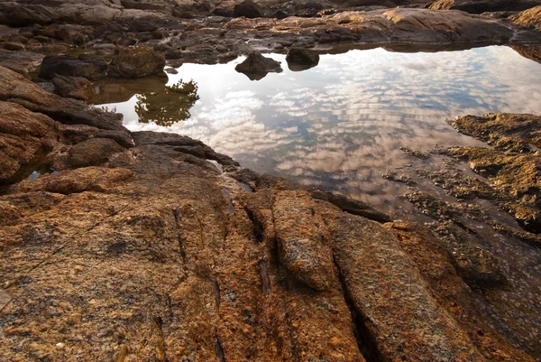 Красивый тропический каменистый морской берег, остров Пхукет — стоковое фото