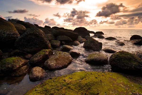 Mořská vlna na skále při západu slunce — Stock fotografie