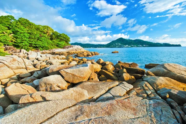 Vackra tropiska marinmålning rocky seacoast — Stockfoto