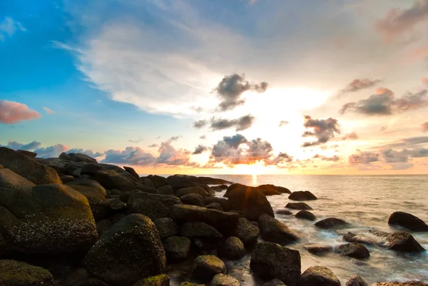 Ola de mar en la roca al atardecer — Foto de Stock