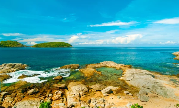 Hermoso paisaje marino tropical costa rocosa, isla de Phuket — Foto de Stock