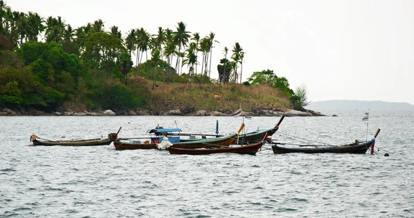 Tradycyjny tajski longtail łodzi rybaka na plaży — Zdjęcie stockowe