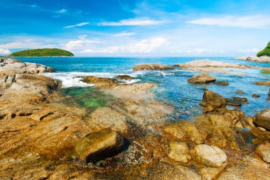 güzel tropikal deniz manzarası kayalık sahil, phuket Adası