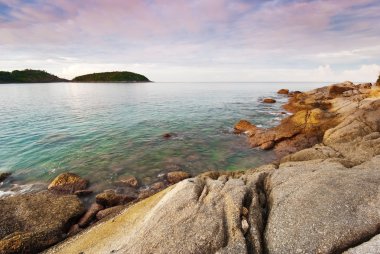 Phuket plaj ön planda ilginç kayalar ile gündoğumu