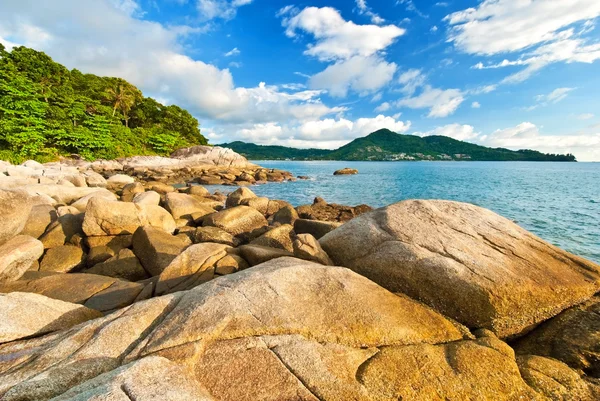 Vackra tropiska marinmålning rocky seacoast — Stockfoto