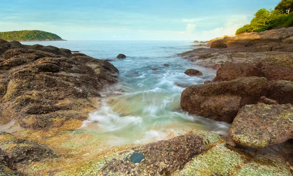 Hermoso paisaje marino tropical costa rocosa, isla de Phuket —  Fotos de Stock