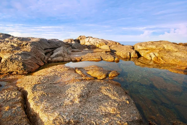 Beautiful tropical seascape rocky seacoast,Phuket Island — Stock Photo, Image