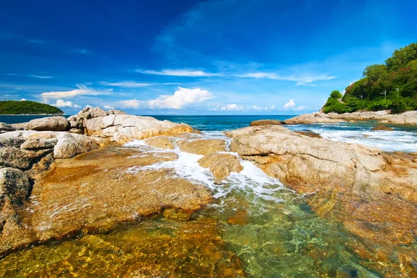 Schöne tropische Meereslandschaft felsige Meeresküste, Insel Phuket — Stockfoto