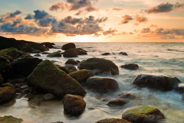 Ola de mar en la roca al atardecer —  Fotos de Stock