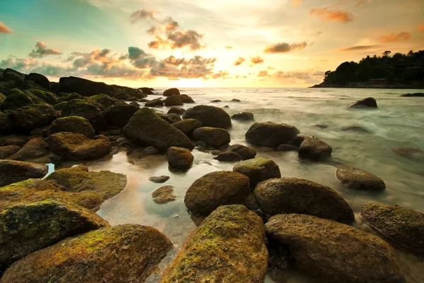 Meereswelle auf dem Felsen bei Sonnenuntergang — Stockfoto