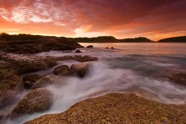 Phuket beach at Sunrise with interesting rocks in foreground — Stock Photo, Image