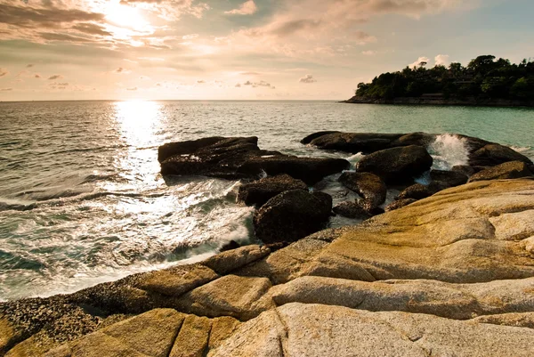Bellissimo paesaggio marino tropicale costa rocciosa — Foto Stock
