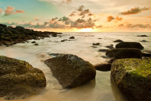 Gün batımında kayada dalga deniz — Stok fotoğraf