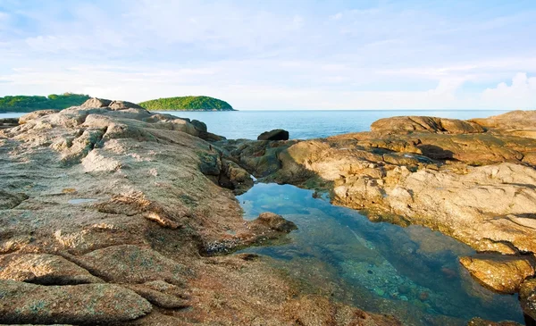 Gyönyörű trópusi seascape sziklás tengerpart, Phuket sziget — Stock Fotó