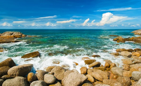 Bellissimo paesaggio marino tropicale costa rocciosa, Phuket Island — Foto Stock